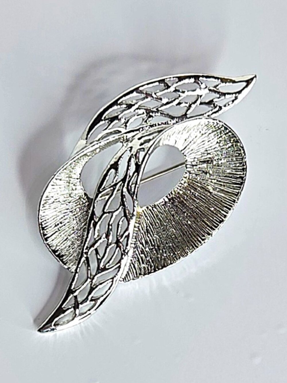 Vintage Celebrity NY Signed Silver Tone Ribbon Knot Filigree Brooch Pin 2-3/4”